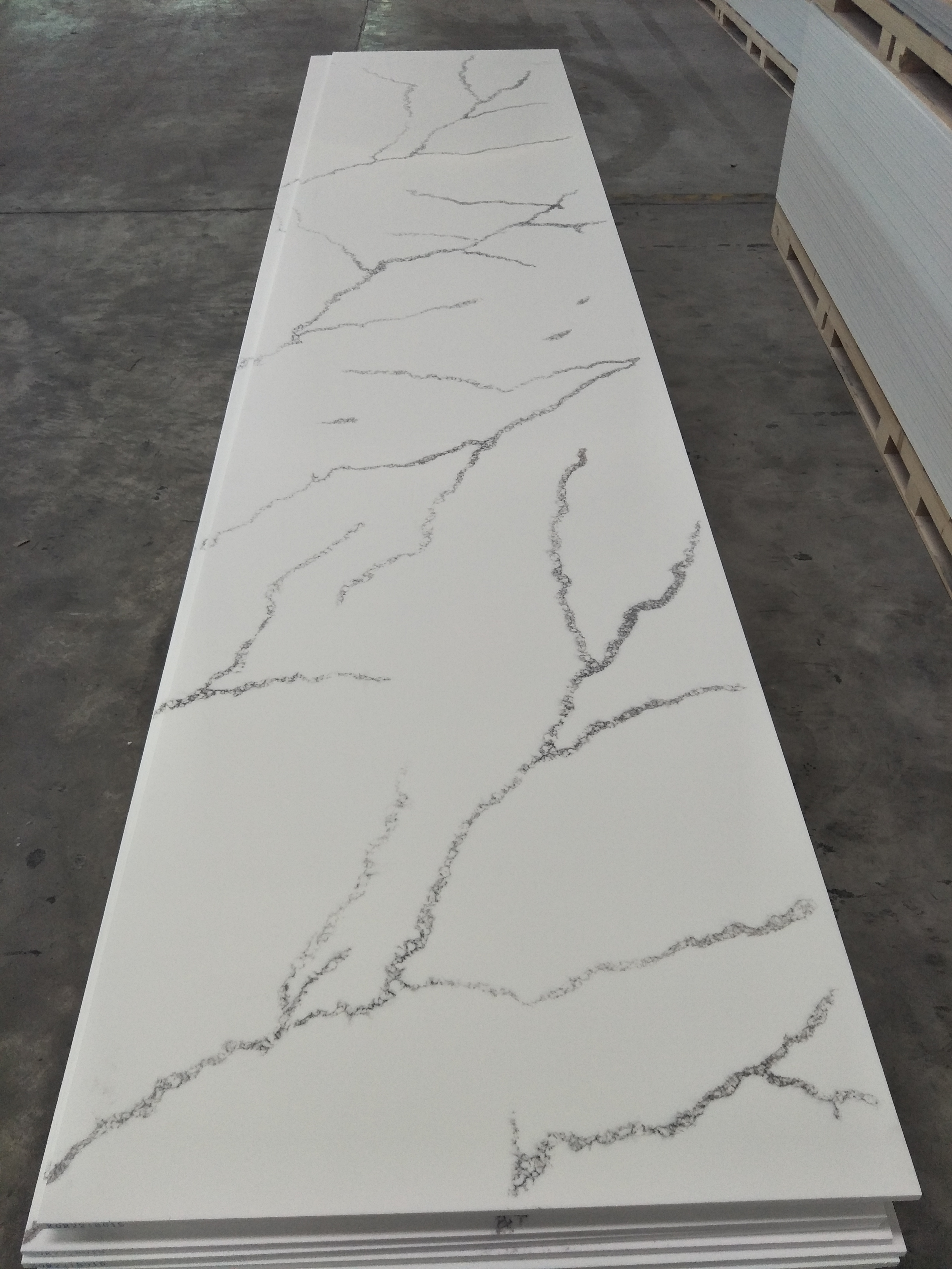 Surface solide en marbre artificiel blanc/noir Calacatta