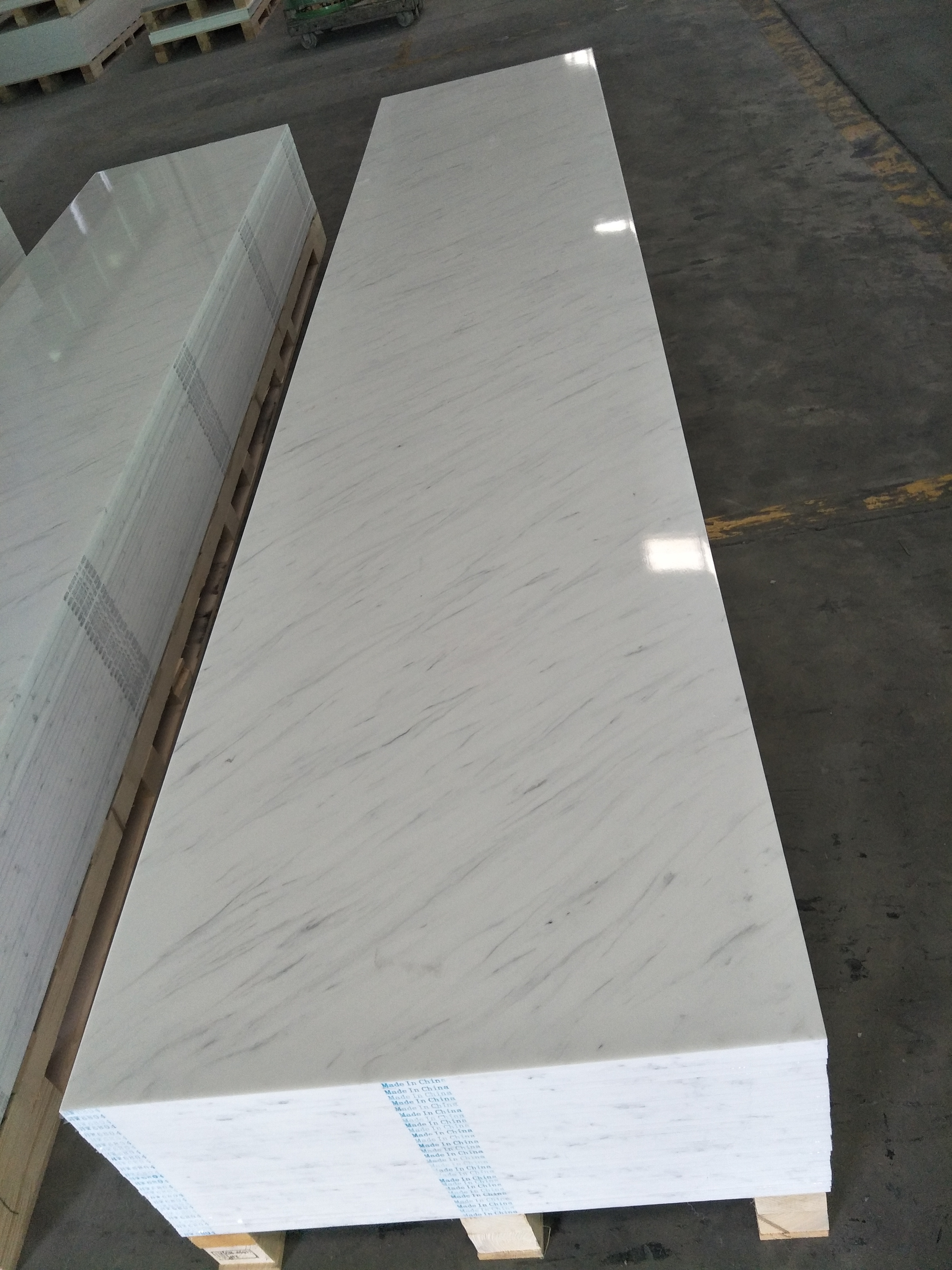 Surface solide HW6804 de couleur de marbre de pierre artificielle blanche d'Ariston